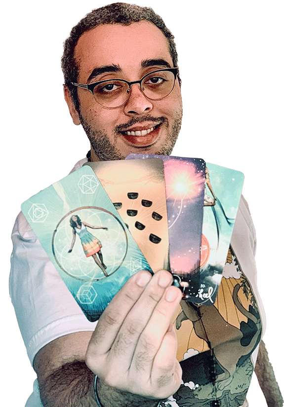 Felippe Carotta, professor do Tarot Simbólico, segurando cartas de Tarot.